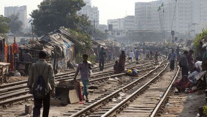Slums an der Bahnstrecke in der Hauptstadt Dhaka
