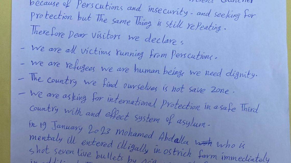 Ausschnitt aus dem Brief den mit Bewohner des UNHCR-Humanitarian Centers bei meinem Besuch überreichen: "Unsicherheit und Verfolgung halten weiter an."