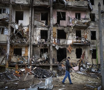 Ein Mann vor einem von Raketen zerstörten Gebäude in Kiew