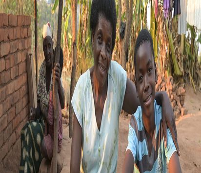 MALAWI, NGO Scope, Permakultur Projekt, Livingstonia, Mantchewe Schule, Permakultur Klub, zu Hause bei Chimwemwe Gama, 13 Jahre, seine Mutter Ellen Mhango, 53 Jahre