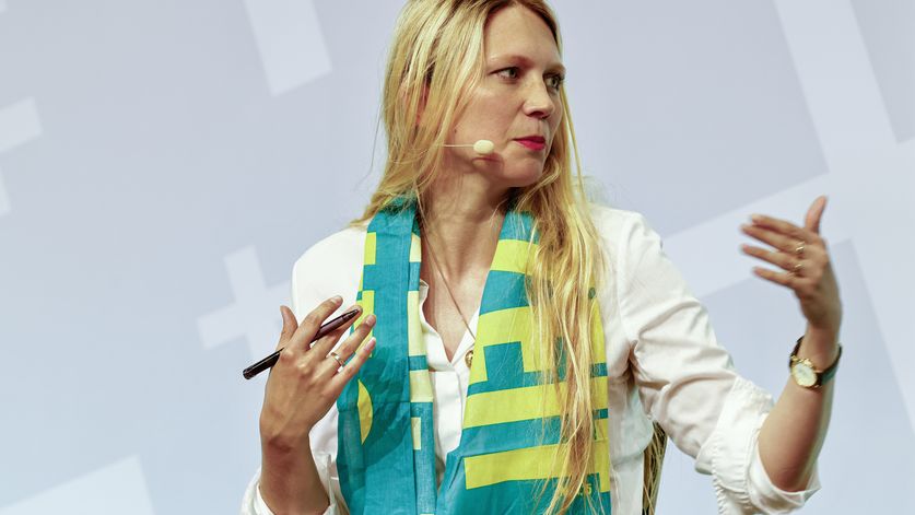 Kirchentag 2023 Podium „Klimakrise begrenzen – Global Gerecht?" auf der Hybridbühne NCC Messe in Nürnberg mit den Mitwirkenden Dr. Kira Vinke, Leiterin Zentrum für Klima und Außenpolitik, Berlin.