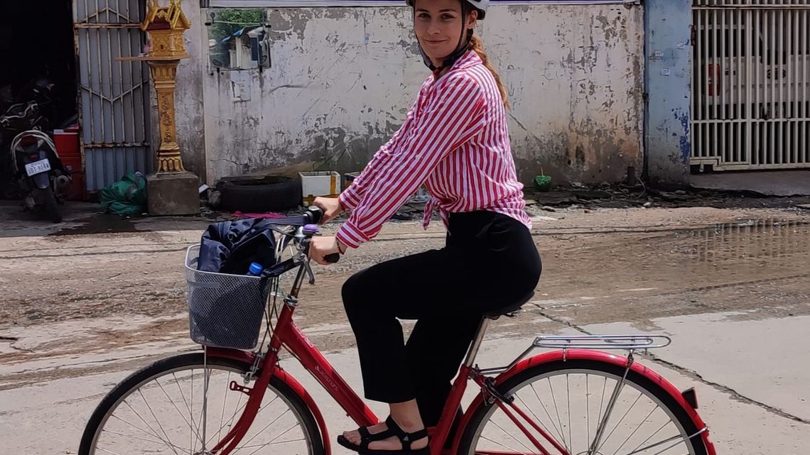 Freiwillige Laura auf ihrem Fahrrad