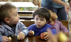 Derick Coutinho, 2 Jahre, ißt einen Apfel aus ökologischen Anbau, Kindergarten der Gemeinde Cangucu "Branca de Neve" (Schneewittchen), Cangucu, Rio Grande do Sul, Brasilien; Foto: Florian Kopp / Brot für die Welt