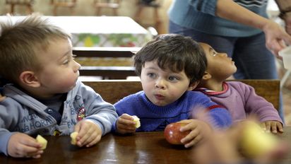 Derick Coutinho, 2 Jahre, ißt einen Apfel aus ökologischen Anbau, Kindergarten der Gemeinde Cangucu "Branca de Neve" (Schneewittchen), Cangucu, Rio Grande do Sul, Brasilien; Foto: Florian Kopp / Brot für die Welt