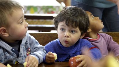 Derick Coutinho, 2 Jahre, ißt einen Apfel aus ökologischen Anbau, Kindergarten der Gemeinde Cangucu "Branca de Neve" (Schneewittchen), Cangucu, Rio Grande do Sul, Brasilien; Foto: Florian Kopp / Brot für die Welt