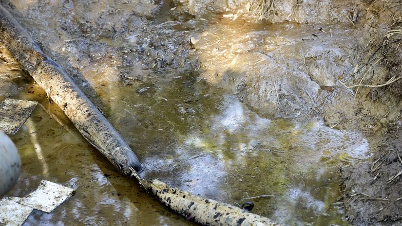eine gebrochene Pipeline im Regenwald die von Öl verseucht ist