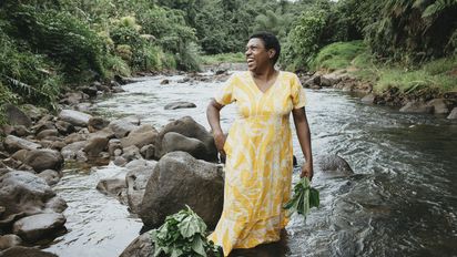 Luisa Curuki (35) Vorsitzende Womens‘ Club, waescht Bele-Blaetter im Fluss hinter ihrem Haus.Der Partner von Brot fuer die Welt, FCOSS (Fiji Council of Social Services) unterstuetzt die Umsiedlung des Dorfes Cogea. Cogea wurde vom Zyklon "Yasa" Ende 2020 zerstoert.