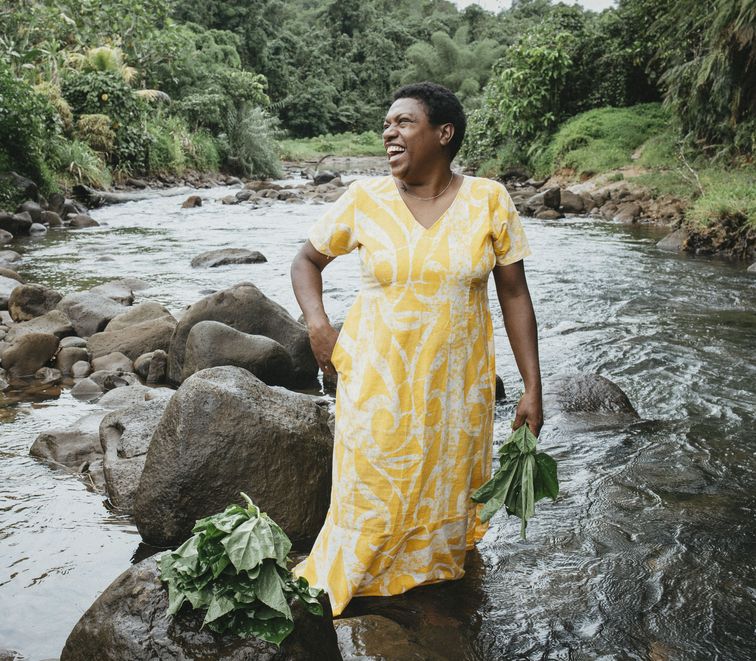 Luisa Curuki (35) Vorsitzende Womens‘ Club, waescht Bele-Blaetter im Fluss hinter ihrem Haus.Der Partner von Brot fuer die Welt, FCOSS (Fiji Council of Social Services) unterstuetzt die Umsiedlung des Dorfes Cogea. Cogea wurde vom Zyklon "Yasa" Ende 2020 zerstoert.