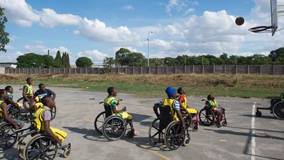Hier wird um jeden Korb gekämpft: Die Basketball-Teams sind im Rollstuhl unterwegs. Sie queren den Platz fast so schnell wie beim "normalen" Basketball. Jairos Jiri Children's Centre in Harare. Hier gehen 210 behinderte Kinder zur Schule. Die Nichtregierungsorganisation "Jairos Jiri Association" engagiert sich in Simbabwe für Menschen mit Behinderungen. Sie betreibt diverse Schulen auf dem Land und in der Hauptstadt Harare, um Kindern und Jugendlichen mit Behinderung Zugang zu Bildung zu ermöglichen. Projektpartner JJA - Jairos Jiri Association