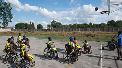 Hier wird um jeden Korb gekämpft: Die Basketball-Teams sind im Rollstuhl unterwegs. Sie queren den Platz fast so schnell wie beim "normalen" Basketball. Jairos Jiri Children's Centre in Harare. Hier gehen 210 behinderte Kinder zur Schule. Die Nichtregierungsorganisation "Jairos Jiri Association" engagiert sich in Simbabwe für Menschen mit Behinderungen. Sie betreibt diverse Schulen auf dem Land und in der Hauptstadt Harare, um Kindern und Jugendlichen mit Behinderung Zugang zu Bildung zu ermöglichen. Projektpartner JJA - Jairos Jiri Association