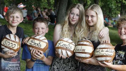 Eine Gruppe Kinder mit frisch gebackenen Broten