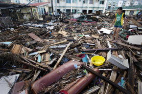 Trümmer vor dem  Bethany Hospital in der Innenstadt von Tacloban City in Leyte/Philippinen 2013 nach den verheerenden Schäden durch den Taifun Hayian