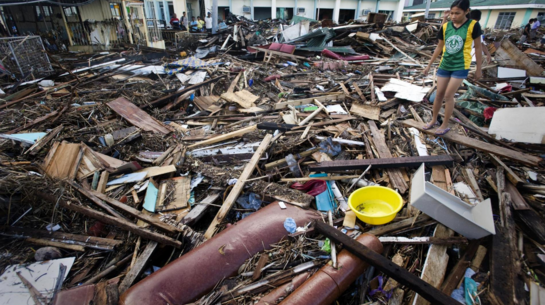 Trümmer vor dem  Bethany Hospital in der Innenstadt von Tacloban City in Leyte/Philippinen 2013 nach den verheerenden Schäden durch den Taifun Hayian