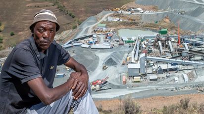 Betroffene Bewohner des Ortes Kao, die von der  Diamanten Mine der Firma Storm Mountain Diamonds in ihrem Leben beeinträchtigt sind. Tseko Ratia musste vor den Nachstellungen der Sicherheitsbehörden fliehen, weil er von der Minengesellschaft als "Aufwiegler" der Dorfbewohner betrachtet wurde.Tseko auf "öffentlichem" Weidegrund, der von den Dorfbewohnern nur über eine Passage über das Minengelände zugänglich ist.Projektpartner: Transformation Resource Center