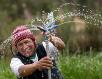 Arariwa in Cusco kümmert sich um die Entwicklung von nachhaltiger Familienlandwirtschaft in der Region.Künstliche Bewässerung:Der Landwirt  Javier Quispe Valle mit seiner gerade installierten künstlichen Bewässerungsanlage.Projektpartner: ARARIWA - Asociacion Arariwa