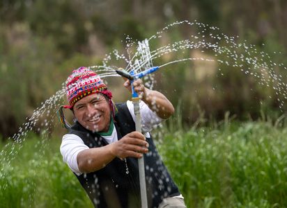 Arariwa in Cusco kümmert sich um die Entwicklung von nachhaltiger Familienlandwirtschaft in der Region.Künstliche Bewässerung:Der Landwirt  Javier Quispe Valle mit seiner gerade installierten künstlichen Bewässerungsanlage.Projektpartner: ARARIWA - Asociacion Arariwa