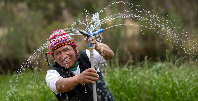 Arariwa in Cusco kümmert sich um die Entwicklung von nachhaltiger Familienlandwirtschaft in der Region.Künstliche Bewässerung:Der Landwirt  Javier Quispe Valle mit seiner gerade installierten künstlichen Bewässerungsanlage.Projektpartner: ARARIWA - Asociacion Arariwa