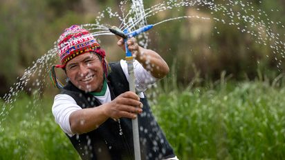 Javier Quispe Valle bewässert seinen Acker mit einem selbst gebauten Sprinkler