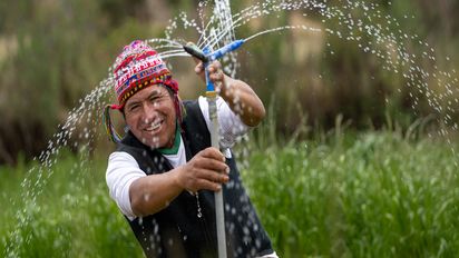 Javier Quispe Valle bewässert seinen Acker mit einem selbst gebauten Sprinkler