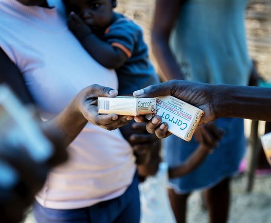 Medizinische Seife wird an die Dorfbewohner*innen ausgegeben