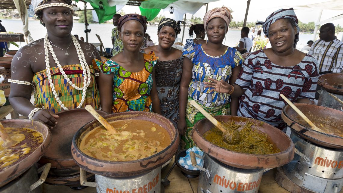 Ausland, Afrika, Westafrika, Togo, Ressourcen, Ernährung, Ernährungssicherheit, Nahrung, Lebensmittel, Nahrungsmittel, Grundnahrungsmittel, Roherzeugnisse, Verbraucher, Konsument, Kochstelle, Freiluftküche, Kochgeschirr, Herd, Kochherd, Anrichte, Servicekraft, Tontopf, Topf, Tonschale, Tajine, Tagine, Gartopf, Energieeffizient, Holzkohleherd, Besucher, Publikum, Bewirtung, Holzkohle