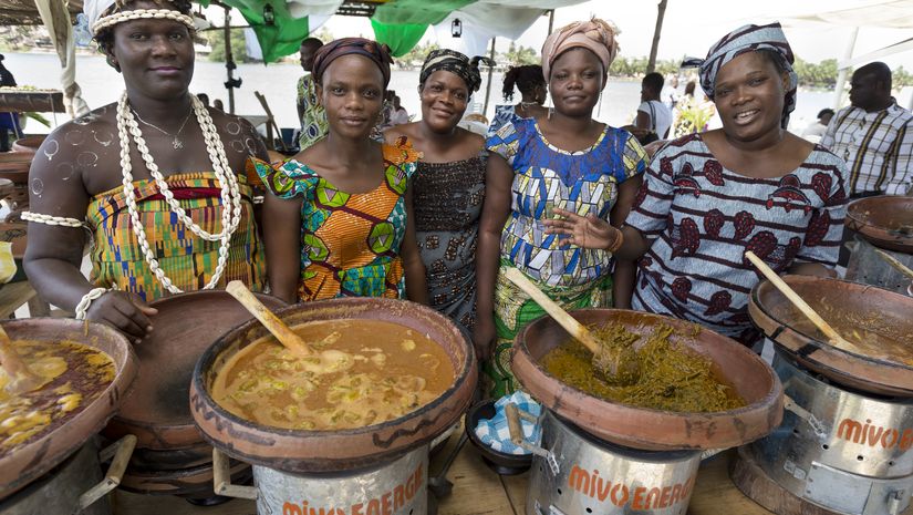 Ausland, Afrika, Westafrika, Togo, Ressourcen, Ernährung, Ernährungssicherheit, Nahrung, Lebensmittel, Nahrungsmittel, Grundnahrungsmittel, Roherzeugnisse, Verbraucher, Konsument, Kochstelle, Freiluftküche, Kochgeschirr, Herd, Kochherd, Anrichte, Servicekraft, Tontopf, Topf, Tonschale, Tajine, Tagine, Gartopf, Energieeffizient, Holzkohleherd, Besucher, Publikum, Bewirtung, Holzkohle