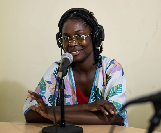 Marlene Culemba spricht im Radioprogramm von Mwana Pwo