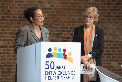 „Die Welt im Gepäck“- Tag der zurückgekehrten Fachkräfte
aus dem Entwicklungsdienst und Zivilen Friedensdienst anlässlich des 50-jährigen Jubiläums des Entwicklungshelfer-Gesetzes „Die Welt im Gepäck“- Tag der zurückgekehrten Fachkräfte
aus dem Entwicklungsdienst und Zivilen Friedensdienst anlässlich des 50-jährigen Jubiläums des Entwicklungshelfer-Gesetzes