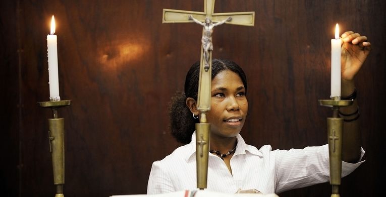 Sonntagsgottesdienst in der evangelisch-lutherischen Gottesdienst in der Kirche in Lae am Sonntag (19.07.2009). Aus der Reportage über die Arbeit von "Brot für die Welt" in Papua Neuguinea - Juli 2009.