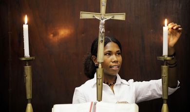 Sonntagsgottesdienst in der evangelisch-lutherischen Gottesdienst in der Kirche in Lae am Sonntag (19.07.2009). Aus der Reportage über die Arbeit von "Brot für die Welt" in Papua Neuguinea - Juli 2009.