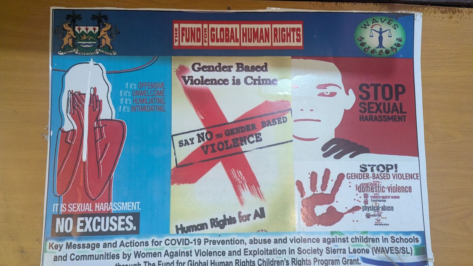 Ein Poster ruft dazu auf, Gewalt gegen Frauen in Sierra Leone zu beenden.