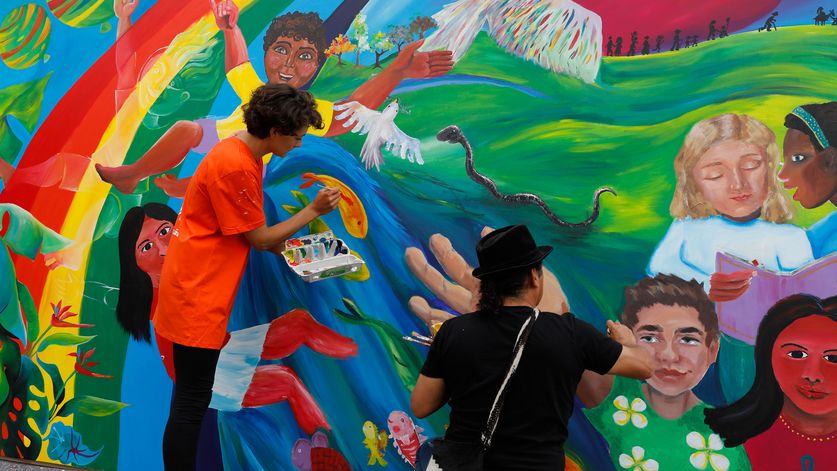 Im Zentrum Jugend gestalten Jugendliche gemeinsam mit dem ecquadorianischen Künstler Warner Benetz und Anne Stickel ein Mural Comunitario – ein Wandbild zum Mitgestalten. [Sportplatz am Anhalter Bahnhof]