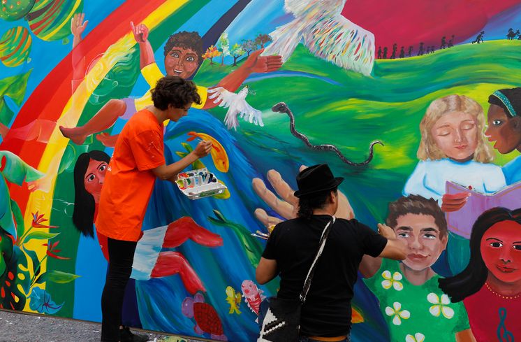 Im Zentrum Jugend gestalten Jugendliche gemeinsam mit dem ecquadorianischen Künstler Warner Benetz und Anne Stickel ein Mural Comunitario – ein Wandbild zum Mitgestalten. [Sportplatz am Anhalter Bahnhof]