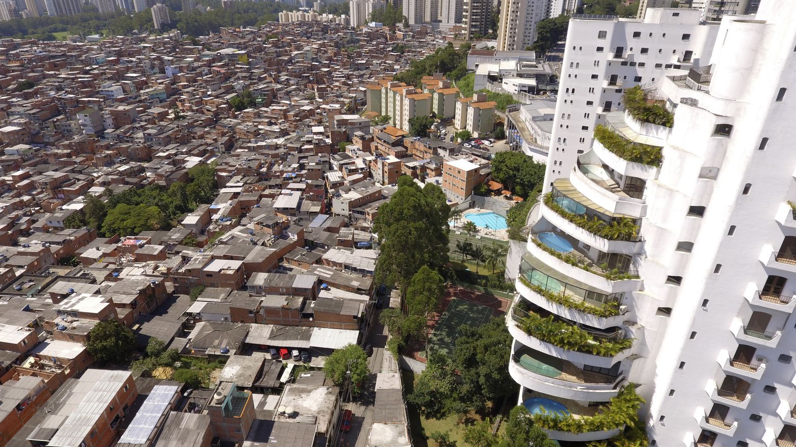 Soziale Ungleichheit zwischen benachbarten Stadtvierteln in Sao Paulo, Brasilien