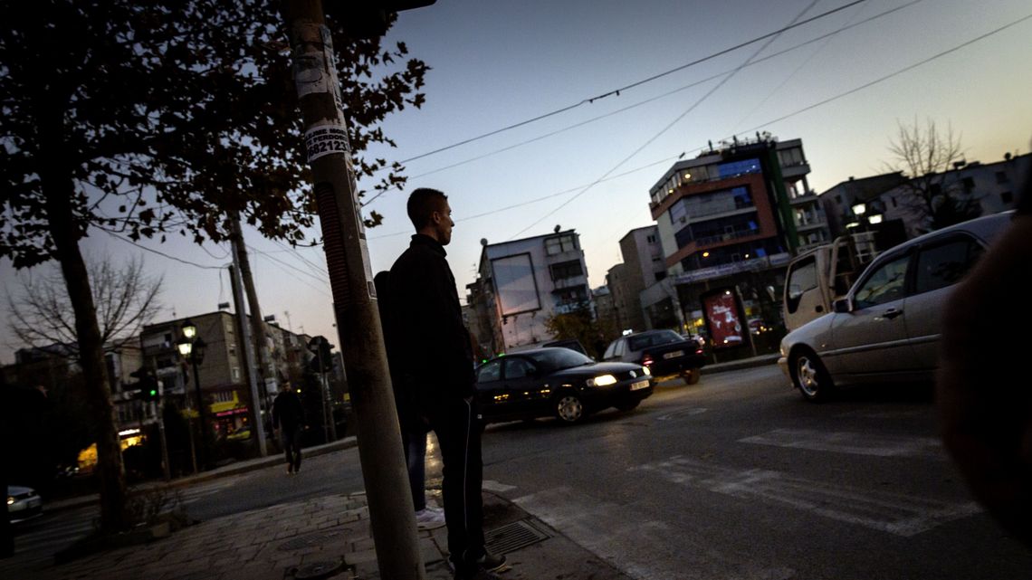 Albaner, Tirana, Albania, Balkans, Tourismus, Reiseziel, Hauptstadt, Waesche, Waescheleine, Waeschetrocknung, Waschtag, Fassaden, Wohnfassade, Dach, Antennen, Fernsehantennen, Dachgarten, Bewohner, Mann, alter Mann, Stadtansicht, Uebersicht, Panorama, Reise, Ausflugsziel, Haeuser, Stadtlandschaft, Daecher, Haeuserdaecher, Hochhaeuser, Strassenverkehr, Autos