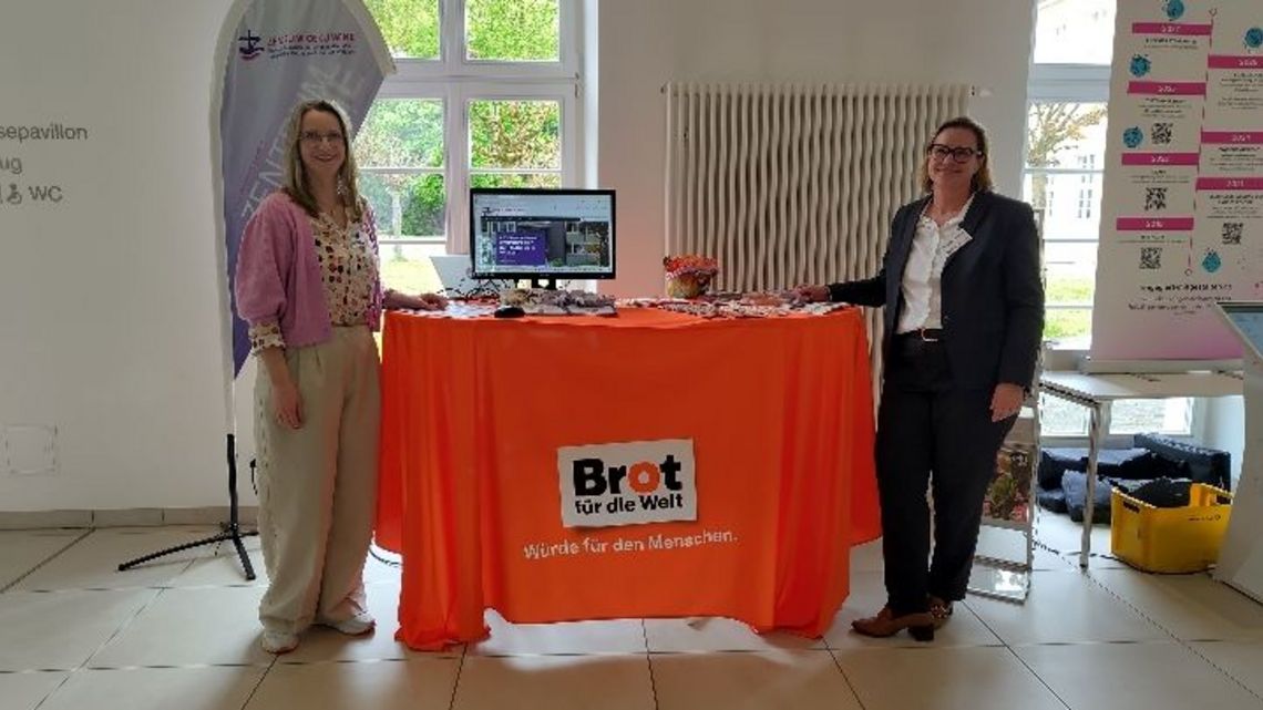 Stand von Brot für die Welt und Zentrum Oekumene auf der Frühjahrssynode der EKKW
