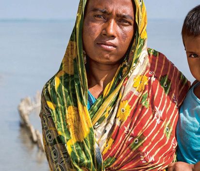 Die erodierten Deiche diehnen nicht nur zum Hochwasserschutz, sonder auch als wichtige Verkehrswege. Die Menschen in den kleinen Siedlungen an den Fluessen in der Naehe von Shyamnagar in Sued Bangladesch, spuehren deutlich den Klimawandel. Der Meeresspiegel steigt und Daemme werden zerstört. Da durch werden Felder und die wichtigen Suesswasserteiche ueberflutet und versalzen. CCDB Bangladesch arbeitet an Suesswassergewinnungs-Projekten und sorgt dafuer, dass die Menschen nach und nach sauberes Trinkwasser erhalten.