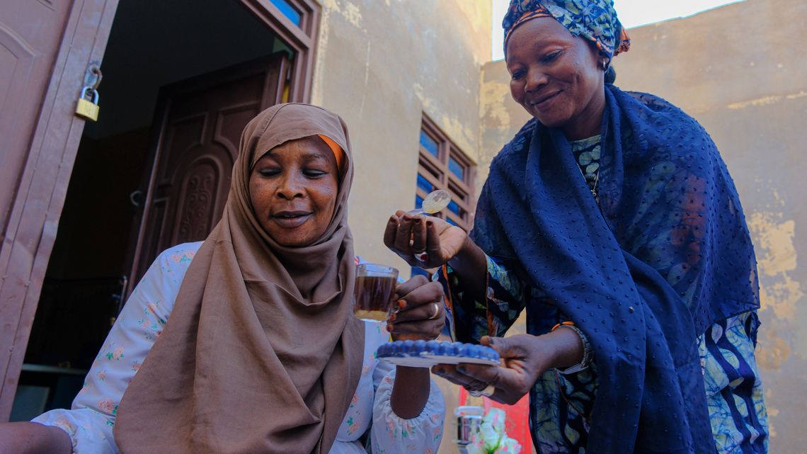 Um der notleidenden Bevölkerung im Sudan zu helfen, hat die Diakonie Katastrophenhilfe ein Pilotprojekt aufgesetzt, dass über lokale Gemeinden rasch und wirksam humanitäre Hilfe leistet. Hierzu wird mit einem Netzwerk informeller sudanesischer Gemeindeorganisationen zusammengearbeitet, den sogenannten Emergency Response Rooms (ERR).Angesichts der schwierigen Umstände aufgrund des anhaltenden Krieges und der zunehmenden wirtschaftlichen und sozialen Herausforderungen, denen insbesondere Frauen gegenüberstehen, hat die Bayt Al-Mahabba Association for Development and Services praktische Initiativen ins Leben gerufen, die darauf abzielen, Frauen wirtschaftlich zu stärken und ihnen und ihren Familien nachhaltige Einkommensquellen zu sichern. Diese Projekte wurden während des Krieges als dringende Reaktion auf die Bedürfnisse der Gemeinschaft ins Leben gerufen und basieren auf den Werten der Solidarität und der gemeinsamen Anstrengung.Der Verein schult und unterstützt Gruppen von Frauen in verschiedenen produktiven Bereichen und ermutigt sie, ihre Fähigkeiten in tragfähige Kleinunternehmen umzuwandeln, die wachsen und Bestand haben können. Zu den aktuellen Projekten gehören:1. Herstellung von Gebäck und SüßigkeitenZubereitung einer breiten Palette von Lebensmitteln und deren Vermarktung innerhalb der Gemeinde.2. Kunsthandwerk aus BetonHerstellung moderner dekorativer und künstlerischer Objekte aus Beton.3. Recycling und UpcyclingUmwandlung von Abfallmaterialien in brauchbare und verkaufsfähige Produkte.4. Pulverförmige und flüssige SäfteHerstellung gesunder Säfte und deren Verpackung für den Direktverkauf.5. Sudanesische Parfüms und RäucherwerkHerstellung traditioneller Parfümmischungen, die auf den lokalen Märkten sehr gefragt sind.6. Kaffee und GewürzeZubereitung traditioneller sudanesischer Kaffee- und Gewürzmischungen und deren Verpackung für den Verkauf.7. Herstellung von NaturseifeHerstellung von Natur- und Spezialseif