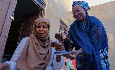 Um der notleidenden Bevölkerung im Sudan zu helfen, hat die Diakonie Katastrophenhilfe ein Pilotprojekt aufgesetzt, dass über lokale Gemeinden rasch und wirksam humanitäre Hilfe leistet. Hierzu wird mit einem Netzwerk informeller sudanesischer Gemeindeorganisationen zusammengearbeitet, den sogenannten Emergency Response Rooms (ERR).Angesichts der schwierigen Umstände aufgrund des anhaltenden Krieges und der zunehmenden wirtschaftlichen und sozialen Herausforderungen, denen insbesondere Frauen gegenüberstehen, hat die Bayt Al-Mahabba Association for Development and Services praktische Initiativen ins Leben gerufen, die darauf abzielen, Frauen wirtschaftlich zu stärken und ihnen und ihren Familien nachhaltige Einkommensquellen zu sichern. Diese Projekte wurden während des Krieges als dringende Reaktion auf die Bedürfnisse der Gemeinschaft ins Leben gerufen und basieren auf den Werten der Solidarität und der gemeinsamen Anstrengung.Der Verein schult und unterstützt Gruppen von Frauen in verschiedenen produktiven Bereichen und ermutigt sie, ihre Fähigkeiten in tragfähige Kleinunternehmen umzuwandeln, die wachsen und Bestand haben können. Zu den aktuellen Projekten gehören:1. Herstellung von Gebäck und SüßigkeitenZubereitung einer breiten Palette von Lebensmitteln und deren Vermarktung innerhalb der Gemeinde.2. Kunsthandwerk aus BetonHerstellung moderner dekorativer und künstlerischer Objekte aus Beton.3. Recycling und UpcyclingUmwandlung von Abfallmaterialien in brauchbare und verkaufsfähige Produkte.4. Pulverförmige und flüssige SäfteHerstellung gesunder Säfte und deren Verpackung für den Direktverkauf.5. Sudanesische Parfüms und RäucherwerkHerstellung traditioneller Parfümmischungen, die auf den lokalen Märkten sehr gefragt sind.6. Kaffee und GewürzeZubereitung traditioneller sudanesischer Kaffee- und Gewürzmischungen und deren Verpackung für den Verkauf.7. Herstellung von NaturseifeHerstellung von Natur- und Spezialseif