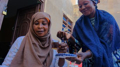 Um der notleidenden Bevölkerung im Sudan zu helfen, hat die Diakonie Katastrophenhilfe ein Pilotprojekt aufgesetzt, dass über lokale Gemeinden rasch und wirksam humanitäre Hilfe leistet. Hierzu wird mit einem Netzwerk informeller sudanesischer Gemeindeorganisationen zusammengearbeitet, den sogenannten Emergency Response Rooms (ERR).Angesichts der schwierigen Umstände aufgrund des anhaltenden Krieges und der zunehmenden wirtschaftlichen und sozialen Herausforderungen, denen insbesondere Frauen gegenüberstehen, hat die Bayt Al-Mahabba Association for Development and Services praktische Initiativen ins Leben gerufen, die darauf abzielen, Frauen wirtschaftlich zu stärken und ihnen und ihren Familien nachhaltige Einkommensquellen zu sichern. Diese Projekte wurden während des Krieges als dringende Reaktion auf die Bedürfnisse der Gemeinschaft ins Leben gerufen und basieren auf den Werten der Solidarität und der gemeinsamen Anstrengung.Der Verein schult und unterstützt Gruppen von Frauen in verschiedenen produktiven Bereichen und ermutigt sie, ihre Fähigkeiten in tragfähige Kleinunternehmen umzuwandeln, die wachsen und Bestand haben können. Zu den aktuellen Projekten gehören:1. Herstellung von Gebäck und SüßigkeitenZubereitung einer breiten Palette von Lebensmitteln und deren Vermarktung innerhalb der Gemeinde.2. Kunsthandwerk aus BetonHerstellung moderner dekorativer und künstlerischer Objekte aus Beton.3. Recycling und UpcyclingUmwandlung von Abfallmaterialien in brauchbare und verkaufsfähige Produkte.4. Pulverförmige und flüssige SäfteHerstellung gesunder Säfte und deren Verpackung für den Direktverkauf.5. Sudanesische Parfüms und RäucherwerkHerstellung traditioneller Parfümmischungen, die auf den lokalen Märkten sehr gefragt sind.6. Kaffee und GewürzeZubereitung traditioneller sudanesischer Kaffee- und Gewürzmischungen und deren Verpackung für den Verkauf.7. Herstellung von NaturseifeHerstellung von Natur- und Spezialseif