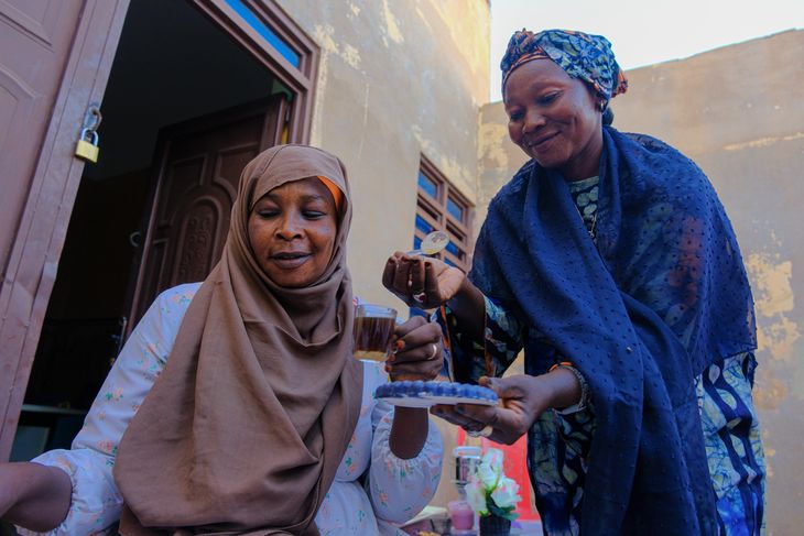 Um der notleidenden Bevölkerung im Sudan zu helfen, hat die Diakonie Katastrophenhilfe ein Pilotprojekt aufgesetzt, dass über lokale Gemeinden rasch und wirksam humanitäre Hilfe leistet. Hierzu wird mit einem Netzwerk informeller sudanesischer Gemeindeorganisationen zusammengearbeitet, den sogenannten Emergency Response Rooms (ERR).Angesichts der schwierigen Umstände aufgrund des anhaltenden Krieges und der zunehmenden wirtschaftlichen und sozialen Herausforderungen, denen insbesondere Frauen gegenüberstehen, hat die Bayt Al-Mahabba Association for Development and Services praktische Initiativen ins Leben gerufen, die darauf abzielen, Frauen wirtschaftlich zu stärken und ihnen und ihren Familien nachhaltige Einkommensquellen zu sichern. Diese Projekte wurden während des Krieges als dringende Reaktion auf die Bedürfnisse der Gemeinschaft ins Leben gerufen und basieren auf den Werten der Solidarität und der gemeinsamen Anstrengung.Der Verein schult und unterstützt Gruppen von Frauen in verschiedenen produktiven Bereichen und ermutigt sie, ihre Fähigkeiten in tragfähige Kleinunternehmen umzuwandeln, die wachsen und Bestand haben können. Zu den aktuellen Projekten gehören:1. Herstellung von Gebäck und SüßigkeitenZubereitung einer breiten Palette von Lebensmitteln und deren Vermarktung innerhalb der Gemeinde.2. Kunsthandwerk aus BetonHerstellung moderner dekorativer und künstlerischer Objekte aus Beton.3. Recycling und UpcyclingUmwandlung von Abfallmaterialien in brauchbare und verkaufsfähige Produkte.4. Pulverförmige und flüssige SäfteHerstellung gesunder Säfte und deren Verpackung für den Direktverkauf.5. Sudanesische Parfüms und RäucherwerkHerstellung traditioneller Parfümmischungen, die auf den lokalen Märkten sehr gefragt sind.6. Kaffee und GewürzeZubereitung traditioneller sudanesischer Kaffee- und Gewürzmischungen und deren Verpackung für den Verkauf.7. Herstellung von NaturseifeHerstellung von Natur- und Spezialseif