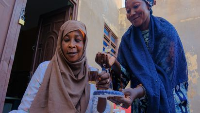 Um der notleidenden Bevölkerung im Sudan zu helfen, hat die Diakonie Katastrophenhilfe ein Pilotprojekt aufgesetzt, dass über lokale Gemeinden rasch und wirksam humanitäre Hilfe leistet. Hierzu wird mit einem Netzwerk informeller sudanesischer Gemeindeorganisationen zusammengearbeitet, den sogenannten Emergency Response Rooms (ERR).Angesichts der schwierigen Umstände aufgrund des anhaltenden Krieges und der zunehmenden wirtschaftlichen und sozialen Herausforderungen, denen insbesondere Frauen gegenüberstehen, hat die Bayt Al-Mahabba Association for Development and Services praktische Initiativen ins Leben gerufen, die darauf abzielen, Frauen wirtschaftlich zu stärken und ihnen und ihren Familien nachhaltige Einkommensquellen zu sichern. Diese Projekte wurden während des Krieges als dringende Reaktion auf die Bedürfnisse der Gemeinschaft ins Leben gerufen und basieren auf den Werten der Solidarität und der gemeinsamen Anstrengung.Der Verein schult und unterstützt Gruppen von Frauen in verschiedenen produktiven Bereichen und ermutigt sie, ihre Fähigkeiten in tragfähige Kleinunternehmen umzuwandeln, die wachsen und Bestand haben können. Zu den aktuellen Projekten gehören:1. Herstellung von Gebäck und SüßigkeitenZubereitung einer breiten Palette von Lebensmitteln und deren Vermarktung innerhalb der Gemeinde.2. Kunsthandwerk aus BetonHerstellung moderner dekorativer und künstlerischer Objekte aus Beton.3. Recycling und UpcyclingUmwandlung von Abfallmaterialien in brauchbare und verkaufsfähige Produkte.4. Pulverförmige und flüssige SäfteHerstellung gesunder Säfte und deren Verpackung für den Direktverkauf.5. Sudanesische Parfüms und RäucherwerkHerstellung traditioneller Parfümmischungen, die auf den lokalen Märkten sehr gefragt sind.6. Kaffee und GewürzeZubereitung traditioneller sudanesischer Kaffee- und Gewürzmischungen und deren Verpackung für den Verkauf.7. Herstellung von NaturseifeHerstellung von Natur- und Spezialseif