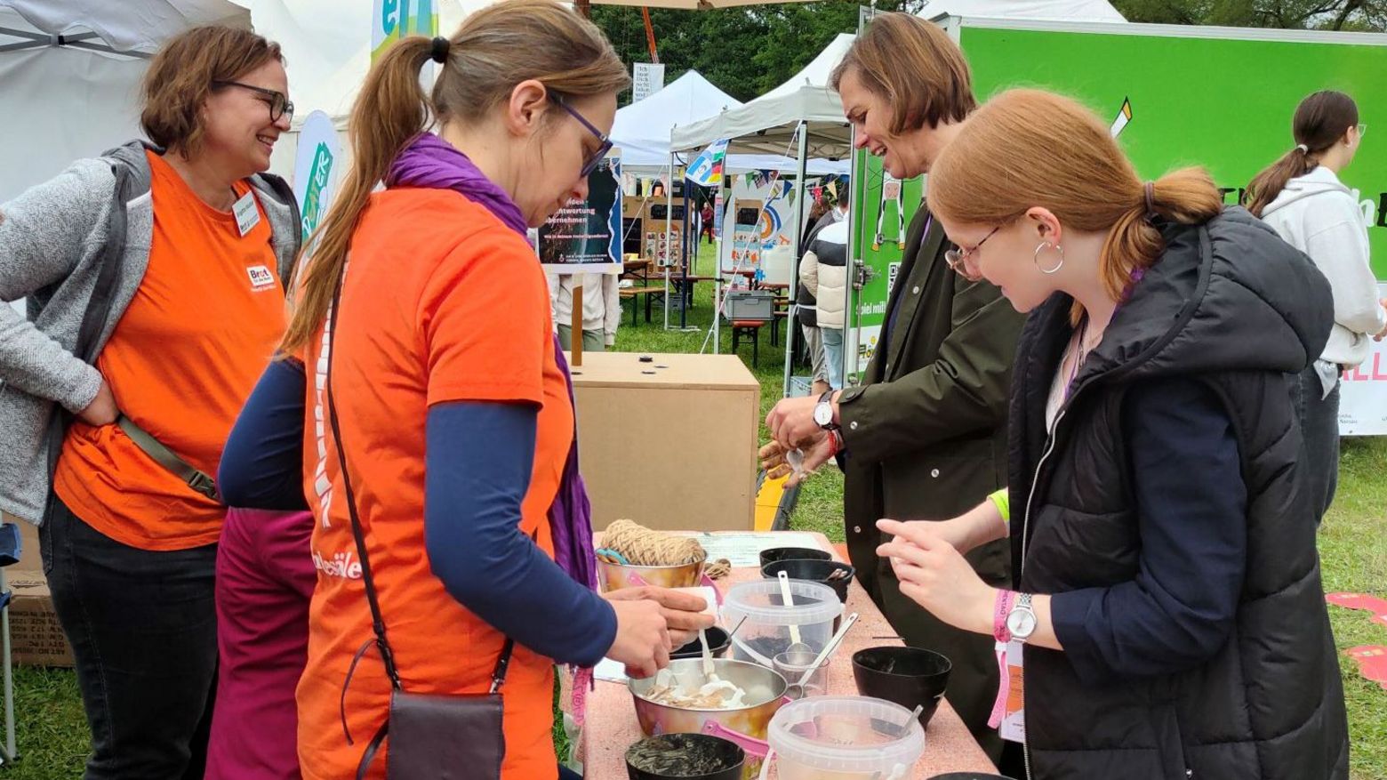Promi-Runde zu Besuch auf dem BfdW-Stand