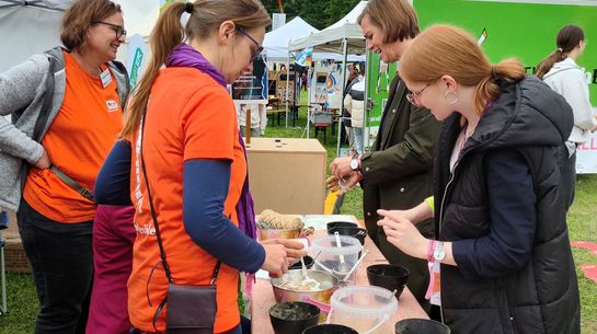 Promi-Runde zu Besuch auf dem BfdW-Stand