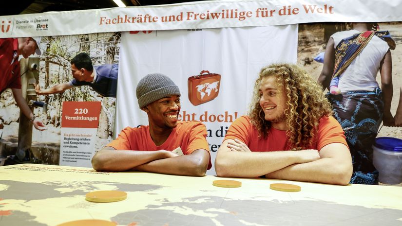 Messestand von den Fachkräften und Freiwilligendienst bei Brot für die Welt auf dem Messegelände, beim Kirchentag 2023 in Nürnberg.