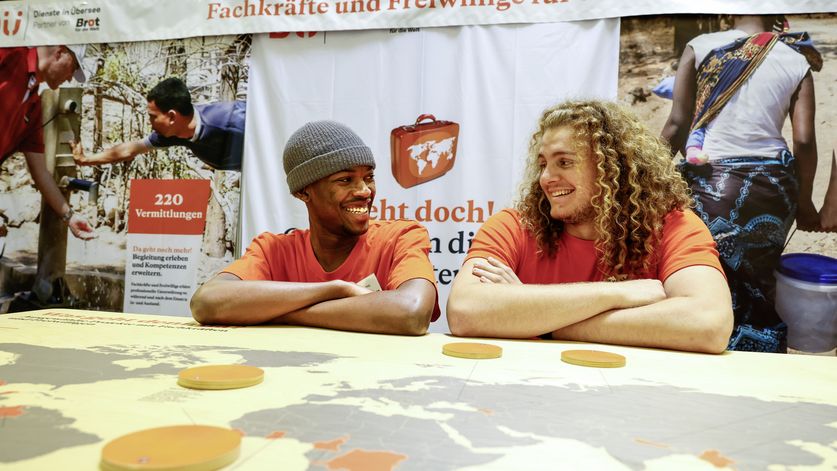 Messestand von den Fachkräften und Freiwilligendienst bei Brot für die Welt auf dem Messegelände, beim Kirchentag 2023 in Nürnberg.