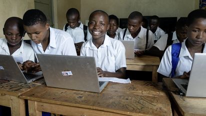 Schüler*innen an ihren Laptops in der Informatik-Klasse