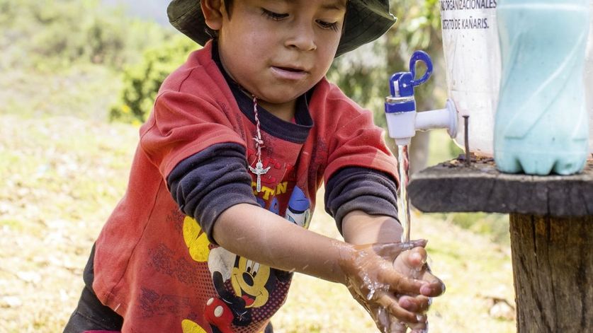 Neiser (4) waescht sich die Haende in Panachi. Brot fuer die Welt Partner CICAP hat den Bewohnern erzaehlt, wie wichtig Hygiene und regelmaessiges Haendewaschen sind. (c) 2016 Kathrin Harms