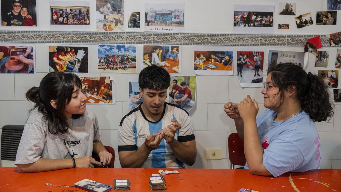 Jazmin Muñoz mit Freundinnen und Freunden im Gemeindezentrum