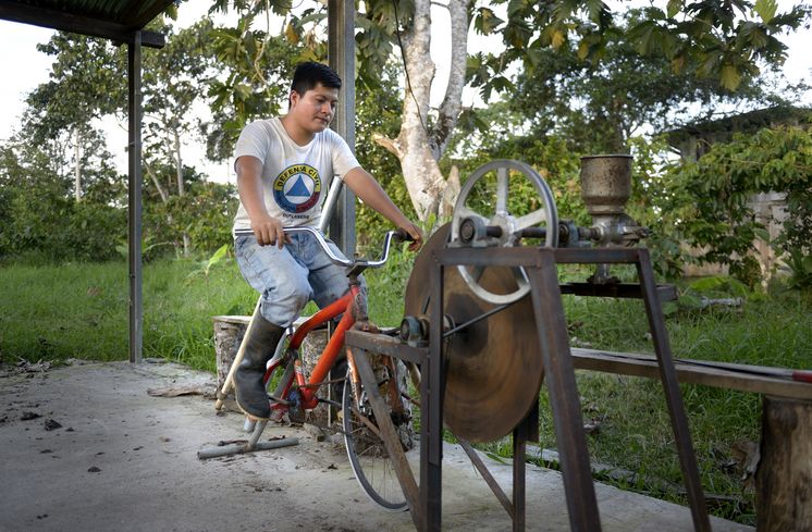 Foto: Florian Kopp Jesus Alberto Placencio (24), Erfinder der Fahrradmaschine, malt Mais, Hof der Familie Placencia, Recinto Trampolín, Provinz Sucumbíos, Ecuador; Foto: Florian Kopp / Brot für die Welt